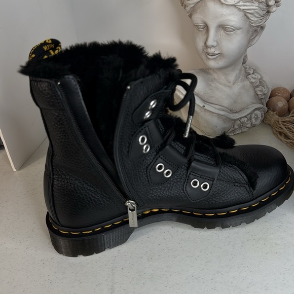 Dr Martens 1460 FAUX FUR LINED LEATHER LACE UP BOOTS Sz 10 - Picture 10 of 14